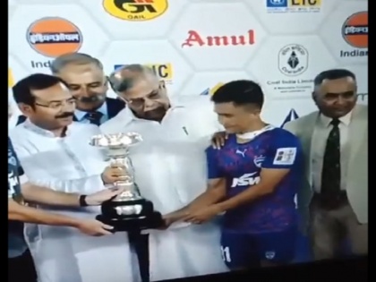 Durand Cup Photo-Op controversy as West Bengal Governor pushing Sunil Chhetri video goes viral | डूरंड कप फाइनल: पश्चिम बंगाल के राज्यपाल ने सुनील छेत्री के साथ किया ये कैसा सलूक? वीडियो शेयर कर लोग उठा रहे सवाल