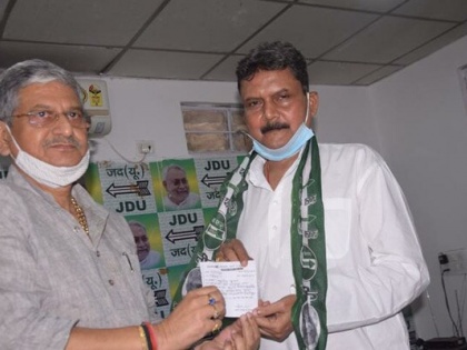 Bihar Assembly Elections Former DGP Sunil Kumar joins JDU MP Lalan Singh stampede in RJD | बिहार विधानसभा चुनावः पूर्व DGP सुनील कुमार जदयू में शामिल, सांसद ललन सिंह बोले- राजद में भगदड़