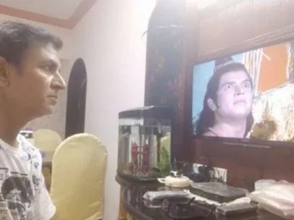 ramayan actor sunil lahri shares special moment to see meghnath vadh | रामायण: 'लक्ष्मण' ने खुद 33 साल बाद टीवी पर देखा मेघनाद वध, सोशल मीडिया पर वायरल हुई ये अनोखी फोटो