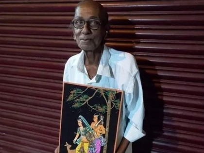 Kolkata artist 80 sells paintings on street after kids abandoned him story goes viral | 80 साल की उम्र में बेटे ने दिखाया घर से बाहर का रास्ता, अब सड़क पर पेंटिंग बेचकर अपना पेट भर रहा है ये बुजुर्ग, मदद के लिए आगे आए लोग