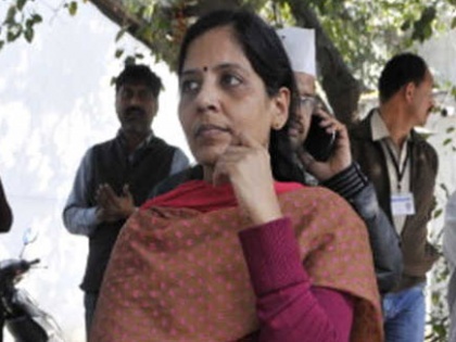 lok sabha election 2019 Delhi: Complaint filed against Arvind Kejriwal's wife Sunita Kejriwal. | दिल्लीः सीएम अरविंद केजरीवाल की पत्नी के पास दो मतदाता पहचान पत्र, यूपी व दिल्ली चुनाव आयोग को समन