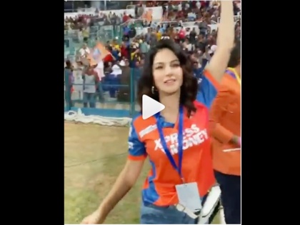 Sunny Leone Cheers For Abu Dhabi T10 League 2019 Team Delhi Bulls | VIDEO: क्रिकेट मैच देखने पहुंची सनी लियोन, स्टेडियम में फैंस के साथ की जमकर मस्ती