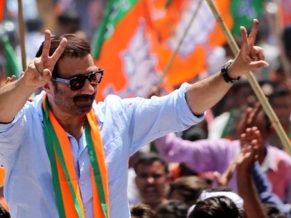 Next to BJP candidate Sunny Deol Gurdaspur, the actor expressed happiness on the initial trends | भाजपा प्रत्याशी सन्नी देओल गुरदासपुर से आगे, अभिनेता ने शुरुआती रुझानों पर जताई खुशी