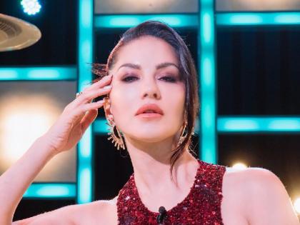 Sunny Leone reached a school in Karnataka, the actress was seen having fun with children while shooting video goes viral | कर्नाटक के एक स्कूल पहुंचीं सनी लियोन, शूटिंग के बीच बच्चों संग मस्ती करती दिखीं एक्ट्रेस, वीडियो वायरल