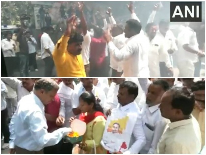 Supporters Siddaramaiah immersed celebration burst crackers distributed sweets outside house Karnataka Next CM video | Karnataka Next CM: जश्न में डूबे सिद्धारमैया के समर्थक, घर के बाहर छोड़े पटाखे-बांटी मिठाइयां, देखें वीडियो