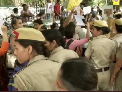 section 144 imposed outside supreme court after protest by lawyers and women activists | चीफ जस्टिस रंजन गोगोई को क्लीन चिट: सुप्रीम कोर्ट के बाहर प्रदर्शन, धारा 144 लागू
