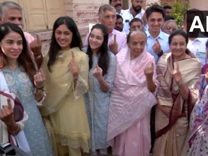 Baramati Lok Sabha seat Supriya Sule meet Ajit Pawar mother Ashatai Pawar said What harm in meeting aunty blessings from his | Baramati Lok Sabha seat: अजीत पवार के घर जाकर मां आशाताई से आशीर्वाद, सुले ने वोट डालने के बाद कहा-काकी से मिलने में कैसा हर्ज!