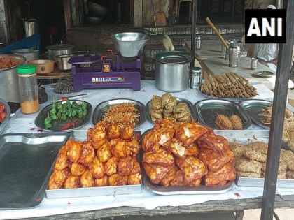 surat Delhi Dastarkhwan Restaurant owner used to serve beef instead meat 60 kg beef seized raid Gujarat police | गुजरात: मीट के बजाय बीफ परोसता था रेस्तरां का मालिक, पुलिस रेड में 60 किलो गोमांस जब्त