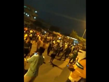 Migrant workers in Surat resort to violence fearing lockdown extension, 80 detained | लॉकडाउन में सूरत में तोड़फोड़ करने पर 80 प्रवासी मजदूर लिए गए हिरासत में, बंद से परेशान होकर सड़कों पर कर रहे थे आगजनी Migrant workers in Surat resort to violence fearing lockdown extension, 80 detained | लॉकडाउन में सूरत में तोड़फोड़ करने पर 80 प्रवासी मजदूर लिए गए हिरासत में, बंद से परेशान होकर सड़कों पर कर रहे थे आगजनी