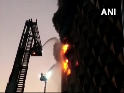 Gujarat: Fire breaks out in Raghuveer Market in Surat 40 fire tenders at the spot | गुजरात: सूरत के 10 मंजिला टेक्सटाइल मार्केट में लगी आग, 40 से ज्यादा दमकल की गाड़ियां मौजूद