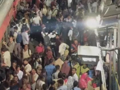 watch Surat Railway Station 1-5 km long queue board train, 75 pairs special trains on Diwali and Chhath more than 2,400 trips see video | सूरत रेलवे स्टेशनः ट्रेन में चढ़ने के लिए 1.5 किमी तक लंबी कतार, दिवाली और छठ पर 75 जोड़ी विशेष रेलगाड़ियां, 2,400 से अधिक चक्कर