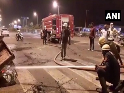 Lockdown: Migrant laborers vandalize and set vehicles on fire in Surat | Lockdown: घर लौटने की चाहत में सूरत में फूटा प्रवासी मजदूरों का गुस्सा, की तोड़फोड़, वाहनों को आग लगाई