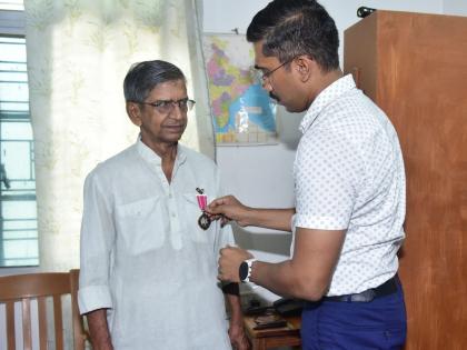 Bihar News Surendra Kishore presented Padmashree award Patna District Magistrate Kapil Ashok his home see photos | Bihar News: सुरेंद्र किशोर को पद्मश्री पुरस्कार, पटना के जिलाधिकारी शीर्षत कपिल अशोक ने घर जाकर भेंट किया, देखें तस्वीरें