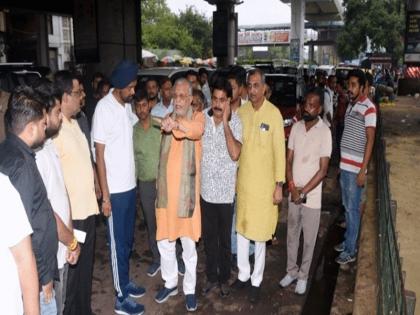 People started expressing their displeasure in front of ministers in UP, an angry citizen started rolling in the dirt in front of minister Suresh Khanna | यूपी में मंत्रियों के सामने नाराजगी जताने लगे लोग, मंत्री सुरेश खन्ना के सामने गंदगी में लोटने लगा गुस्साया नागरिक