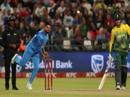 ms dhoni video instructing suresh raina how to bowl in third t20 against south africa | वीडियो: रैना ने तीसरे टी20 में नहीं मानी थी धोनी की बात, फिर ऐसे चुकाई कीमत