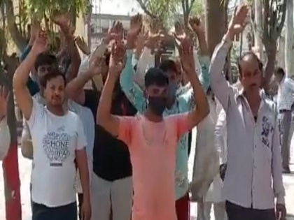 Uttar Pradesh 18 criminals reached police station in Shamli, surrendered together by raising their hands | यूपी में खौफ बा! शामली में 18 बदमाश पहुंचे पुलिस स्टेशन, हाथ उठाकर एक साथ किया सरेंडर, देखें वीडियो
