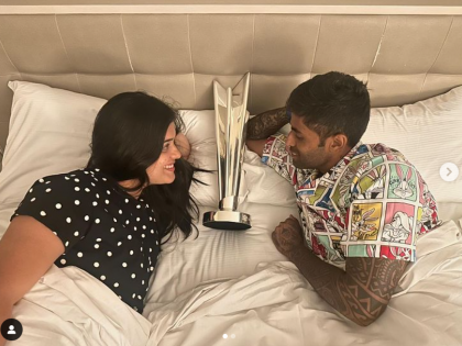 Suryakumar Yadav celebrated the victory with his wife Devisha Shetty shared pictures World cup trophy | सूर्यकुमार यादव ने पत्नी देविशा के साथ जीत का जश्न ऐसे किया सेलिब्रेट, विश्व कप ट्रॉफी को बीच में रखकर शेयर की तस्वीरें