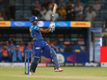 IPL 2022 mumbai indians 14 overs 80 runs 6 wick Suryakumar Yadav 37 balls notout 68 runs 6 sixes 5 fours Royal Challengers Bangalore target 152 | IPL 2022: 14 ओवर, 80 रन और 6 विकेट, बेंगलोर के खिलाफ अकेले लड़े सूर्यकुमार, 37 बॉल, 68 रन, 6 छक्का और 5 चौका, सिराज के खिलाफ खूब रन बटोरे