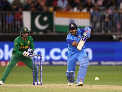 ICC T20 World Cup 2022 Surya kumar yadav 68 off 40 balls SR 170-00 Rest of batters 57 off 80 balls SR 71-25 | आईसीसी टी20 विश्व कप 2022ः सूर्यकुमार ने बनाए 40 गेंद में 68 रन, टीम इंडिया के बाकी बल्लेबाज, 80 गेंद और 57 रन, देखें स्ट्राइक रेट