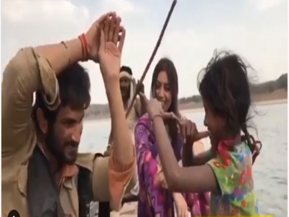 When Sushant Singh Rajput did a naagin dance for a child actor on sets of Sonchiriya | जब छोटी बच्ची संग सोनचिड़िया के सेट पर सुशांत सिंह राजपूत ने किया था नागिन डांस, वीडियो वायरल