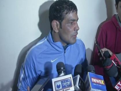 video of scuffle between alleged supporters of sushil kumar and praveen rana at kd jadhav stadium delhi | दिल्ली में भिड़े सुशील कुमार और प्रवीण राणा के समर्थक, खूब चले लात-घूंसे