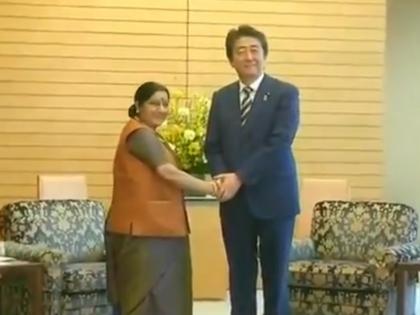Video: Indian Foreign Minister Sushma Swaraj Meet Japan's PM Shinzo Abe in Tokyo | विदेश मंत्री सुषमा स्वराज ने टोक्यो में जापान के प्रधानमंत्री शिंजो अबे से की मुलाकात
