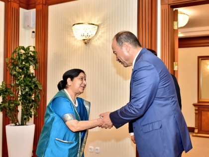 Sushma Swaraj meets Uzbek Prime Minister, discusses bilateral relations | सुषमा स्वराज ने की उज्बेक प्रधानमंत्री से मुलाकात, द्विपक्षीय संबंधों पर चर्चा