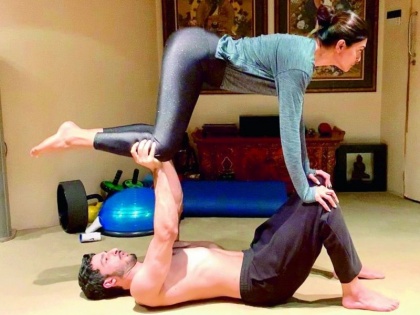 Yoga tips by Sushmita Sen, Sushmita Sen share her latest workout video with boyfriend Rohman | सुष्मिता सेन ने बॉयफ्रेंड के साथ किया योगा, रिलेशनशिप में भी होना चाहिए ऐसा बैलेंस
