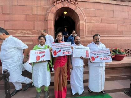 4 Congress MPs Suspended From Lok Sabha For Entire Session After Protests | मानसून सत्र: कांग्रेस के 4 सांसद पूरे सत्र के लिए लोकसभा से हुए निलंबित, जानिए क्या है वजह