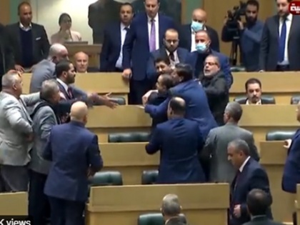 mp fired at each other in jordan parliament the incident was broadcast live | जॉर्डन की संसद में चले लात-घूसे, एक-दूसरे से भिड़े सांसद, घटना का हुआ लाइव प्रसारण