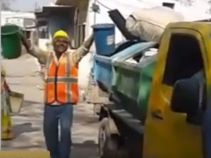 Madhya Pradesh: Cleaner of Indore-Khargone Sajjad dump garbage while dancing | नाचते हुए कचरा उठाकर लोगों स्वच्छता के लिए प्रेरित कर रहा ये सफाईकर्मी, देखें वीडियो