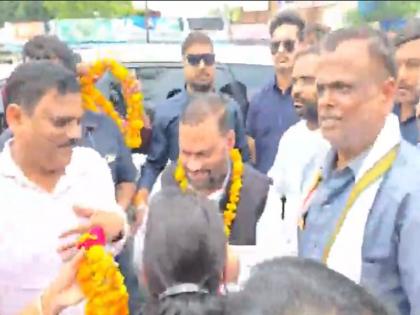 Former UP minister Swami Prasad Maurya slapped by Karni Sena worker in Fatehpur video | VIDEO: यूपी के पूर्व मंत्री स्वामी प्रसाद मौर्य को फतेहपुर में करणी सेना के कार्यकर्ता ने मारा थप्पड़