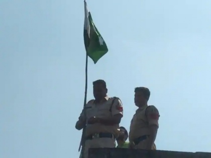 Chhattisgarh Fruit seller hoists Pakistani flag at home arrested BJP surrounded Congress | छत्तीसगढ़ में फल विक्रेता ने घर में फहराया पाकिस्तानी झंडा, शिकायत के बाद पुलिस ने किया गिरफ्तार, भाजपा ने कांग्रेस को घेरा
