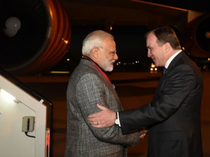 pm narendra modi welcomed by swedish prime minister stefan lofven at airport | पीएम मोदी स्टॉकहोम पहुंचे, स्वीडिश पीएम ने प्रोटोकॉल तोड़ एयरपोर्ट पर किया भव्य स्वागत