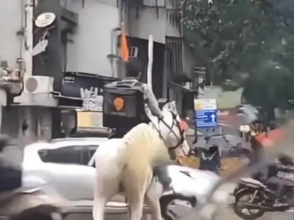 swiggy delivery boy ride horse to deliver food customer viral video mumbai see reations | देखें वीडियो: जब घोड़े पर सवार होकर स्विग्गी डिलेवरी बॉय निकला ग्राहक को खाना पहुंचाने, वीडियो शेयर कर लोगों ने लिए खूब मजे