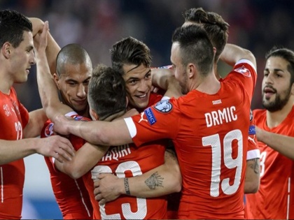 FIFA World Cup 2018: Switzerland beat Serbia by 2-1 | FIFA World Cup: स्विट्जरलैंड ने सर्बिया के खिलाफ दर्ज की जीत, झाका और शकीरी ने किए गोल