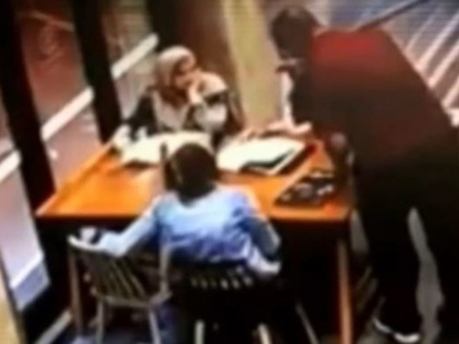 Australian man punched in the stomach of a pregnant Muslim woman sitting in a cafe, arrested, watch viral video | कैफे में बैठी गर्भवती मुस्लिम महिला के पेट में ऑस्ट्रेलियाई शख्स ने मारा घूंसा, हुआ गिरफ्तार, देखें वायरल वीडियो