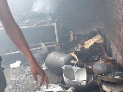 Madhya Pradesh: Two counts of death due to cylinder bursts | क्रियाकर्म के कार्यक्रम में फटा सिलेंडर 2 और महिलाओं की मौत Madhya Pradesh: Two counts of death due to cylinder bursts | क्रियाकर्म के कार्यक्रम में फटा सिलेंडर 2 और महिलाओं की मौत