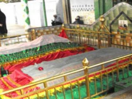 A unique example of Hindu Muslim brotherhood, Hindus prevented officials from breaking the tomb | हिन्दू मुस्लिम भाईचारे की अनूठी मिसाल, हिंदुओं ने मजार तोड़ने से अधिकारियों को रोका