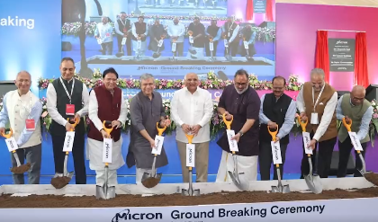 Ashwani Vaishnav laid foundation first semiconductor plant in Gujarat said this will give wings to PM Modi's vision self-reliant India | अश्वणी वैष्णव ने गुजरात में पहले सेमीकंडक्टर प्लांट की नींव रखी, कहा- इससे PM मोदी के विजन 'आत्मनिर्भर भारत' को लगेंगे पंख