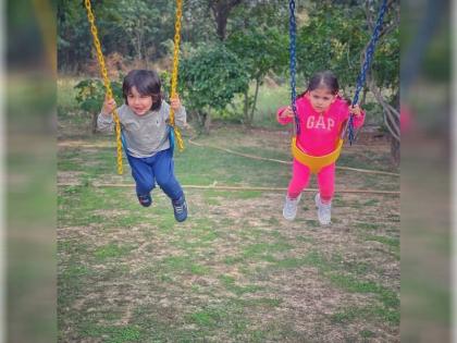 Inaaya Naumi Kemmu copies Taimur Ali Khan says Soha Ali Khan | बड़े भाई तैमूर अली खान को कॉपी करती हैं इनाया नौमी खेमू, देखिए दोनों की क्यूट तस्वीर