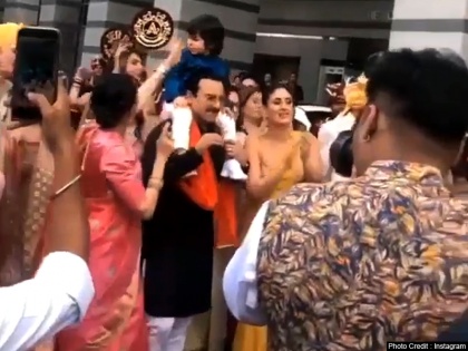 taimur ali khan barat dance with mother kareena kapoor khan viral video | बारात में मां करीना के साथ जमकर नाचे तैमूर अली खान, देखें वायरल वीडियो