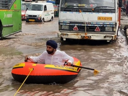 Delhi NCR Rain bjp tajindar pal singh bagga 77 years record video viral 'rafting' boat Kejriwal ji... | भाजपा नेता तेजिंदर बग्गा नाव लेकर ‘राफ्टिंग’ करने पहुंचे, ट्वीट कर कहा-केजरीवाल जी मौज कर दी, दिल्ली में 77 साल का रिकॉर्ड टूटा