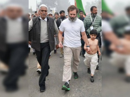 Only a shameless person can 4°C temp BJP leader Tajinder Bagga slams Rahul gandhi for walking with 'shirtless' child in cold conditions | भारत जोड़ो यात्राः चार डिग्री तापमान में 'शर्टलेस' बच्चे के साथ चलने पर राहुल पर भड़के भाजपा नेता बग्गा, 'बेशर्म इंसान ही कर सकता है...'