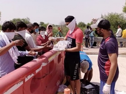 KXIP player Tajinder Singh Dhillon starts distributing food and water to migrants | घर लौट रहे प्रवासियों को खाना और पानी बांटने में लगा किंग्स इलेवन पंजाब का यह खिलाड़ी