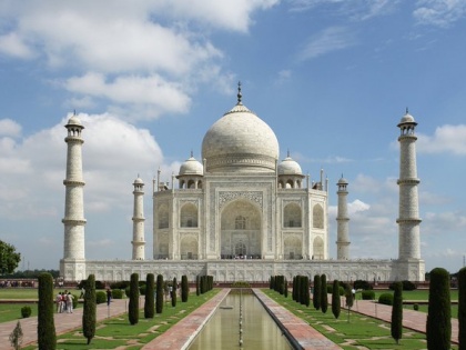 Taj Mahal re-opens for public after six months visitors to be divided into two slots | ताजमहलः 188 दिनों बाद लौटी रौनक, चीनी पर्यटक एल चीया ने सबसे पहले किया दीदार