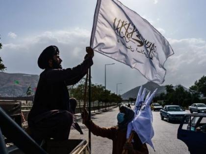 Taliban flag hoisted Afghanistan Rashtrapati Bhavan US embassy building painted white flag | अफगानिस्तान के राष्ट्रपति भवन पर तालिबान का झंडा फहराया, अमेरिकी दूतावास की इमारत पर सफेद झंडा पेंट किया Taliban flag hoisted Afghanistan Rashtrapati Bhavan US embassy building painted white flag | अफगानिस्तान के राष्ट्रपति भवन पर तालिबान का झंडा फहराया, अमेरिकी दूतावास की इमारत पर सफेद झंडा पेंट किया