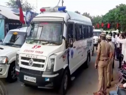 Tamil nadu Drunk miscreants attack policeman during Erwadi Santhanakoodu festival constable ramesh condition critical head injuries video | TN: दरगाह उर्स के दौरान नशे में धुत बदमाशों ने पुलिस वाले पर किया हमला, कांस्टेबल की हालत गंभीर-सिर पर आई चोटें, वीडिया वायरल पर हुई कार्रवाई