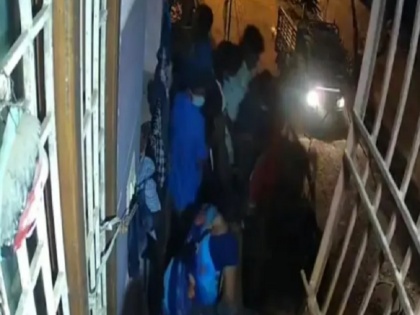 Tamilnadu woman kidnapped by 15 men in Mayiladuthurai, incident caught on camera | तमिलनाडु में घर में घुसकर 15 लोगों ने महिला का किया अपहरण, सीसीटीवी में कैद हुई पूरी वारदात