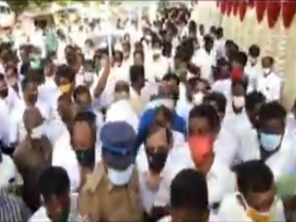 Tamil nadu minister Sellur Raju recover from Coronavirus, party workers flouted social distancing Madurai | तमिलनाडु: कोरोना से ठीक हुए मंत्री जी के स्वागत में कार्यकर्ताओं ने उड़ाई सोशल डिस्टेंसिंग की धज्जियां, फोड़े पटाखे